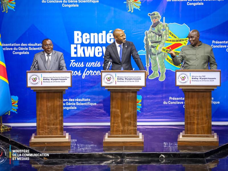 De gauche à droite, Gilbert Tshibanda, ministre de la Recherche scientifique et Innovation, Patrick Muyaya, ministre de la Communication et Médias, et Désiré M'zinga, ministre de l'Entrepreneuriat et des Petites et Moyennes Entreprises
