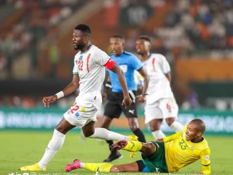 Chancel Mbemba en duel avec un joueur sud-africain lors de la petite finale de la CAN Côte d'Ivoire 2023. [Photo d'illustration]