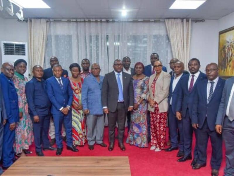 Le Premier Ministre Sama Lukonde entouré de quelques membres du gouvernement et la délégation du caucus des élus du Nord-Kivu, mardi 27 février.