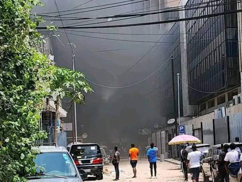 Des pneus brûlés devant le QG de la Monusco