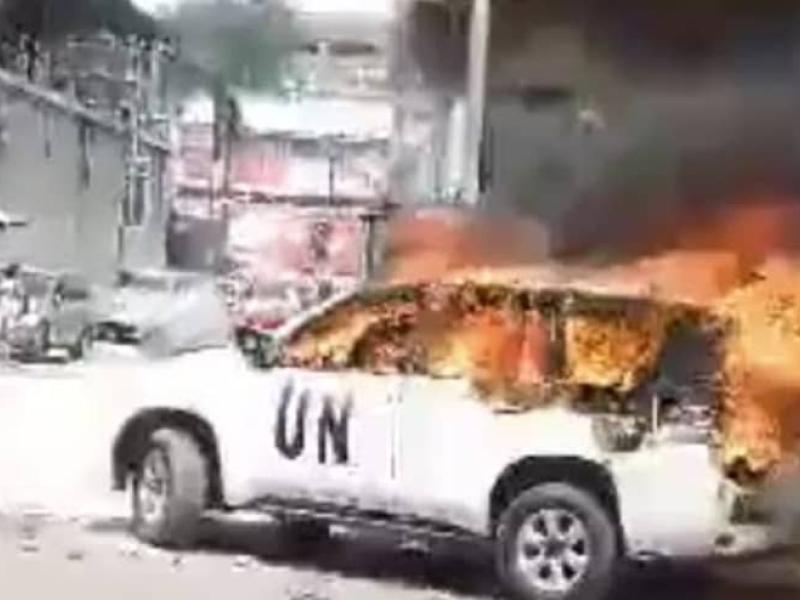 Une jeep de la Monusco brûlée pendant par les manifestants samedi 10 février à Kinshasa