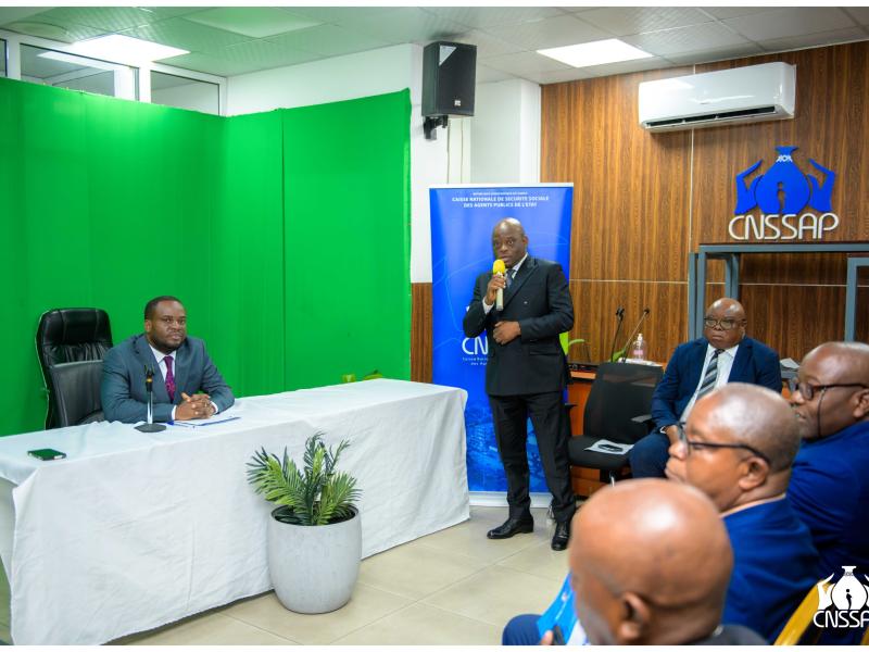 Junior Mata, Directeur Général de la CNSSAP, face aux membres de l'intersyndicale nationale d'administration publique.