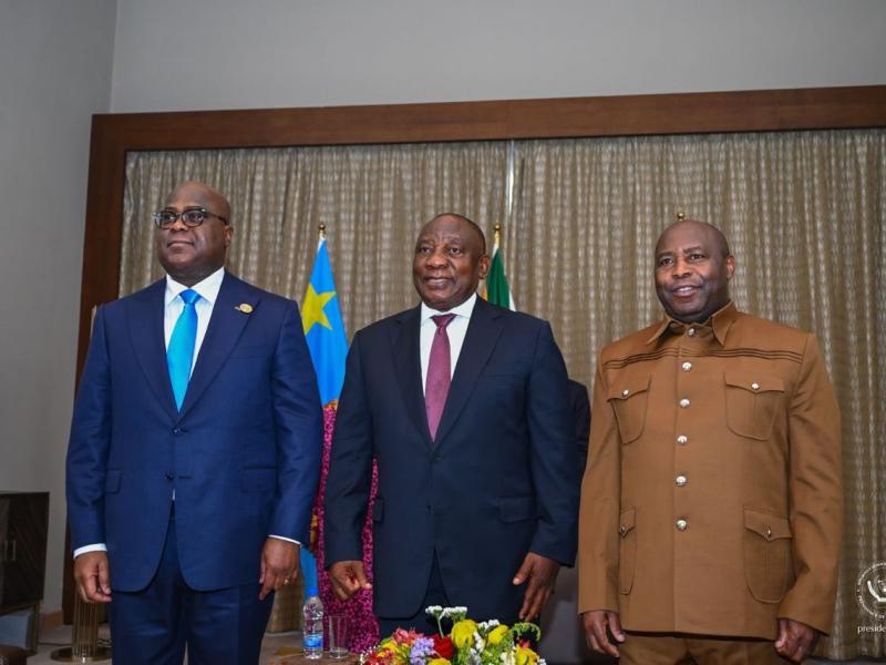 De gauche à droite, le président congolais Félix Tshisekedi, le président sud-africain Cyril Ramaphosa et Evariste Ndayishimiye, président burundais