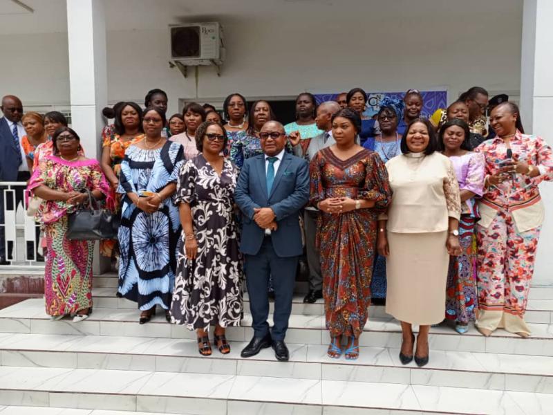 Le Président de la CNDH, Paul Nsapu, entouré des femmes de cette Institution d'appui à la démocratie