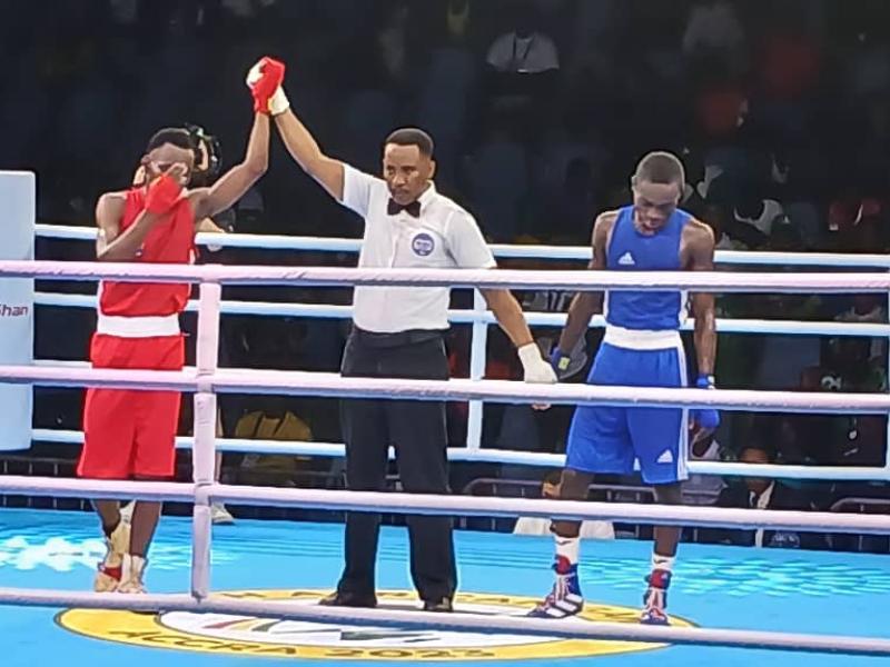 Le pugiliste rd-congolais, Kolongo Bakora (en rouge), remportant la victoire sur l'équato-guinéen, Luis Mario.