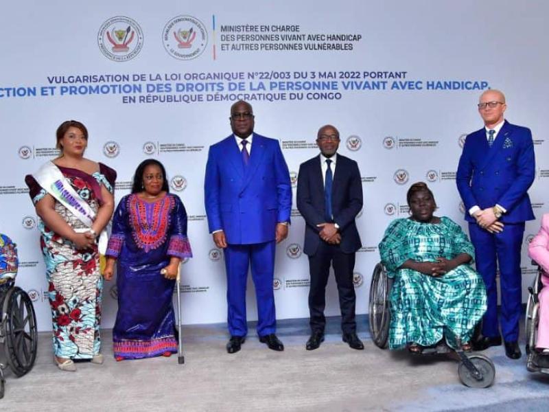 Le Président de la République, Félix Antoine Tshisekedi Tshilombo, et la ministre déléguée en charge des PVH-APV, Irène Essambo Diata, lors de la vulgarisation de la Loi des PVH.