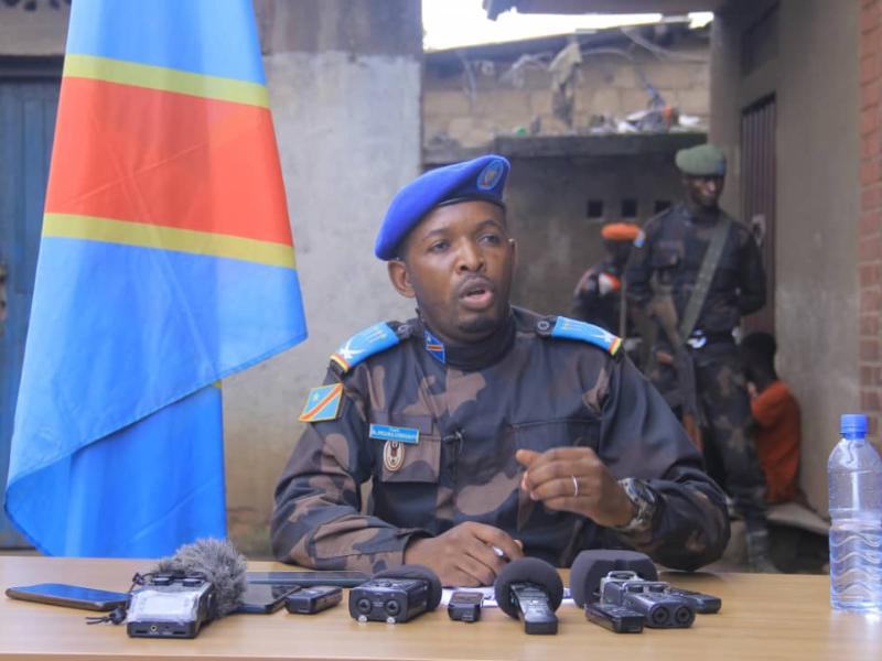 Le Capitaine Antony Mwalushay, porte-parole des opérations Sokola 1 Grand-Nord, devant la presse au Nord-Kivu.