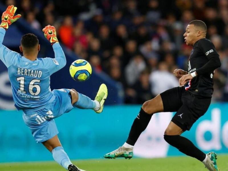 Dimitry Bertaud en duel avec Kyllian Mbappe lors de la rencontre PSG-Montpellier. [Photo d'illustration]