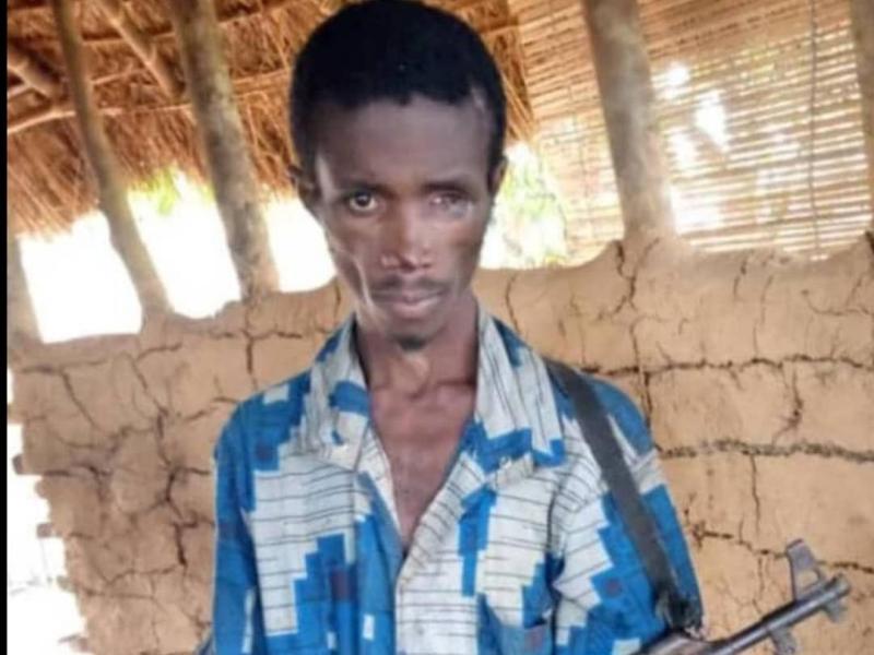 Kasereka Kabuse muni de son arme à feu un terroriste MTM/ISCAP arrêté par les FARDC, ce mercredi 27 mars 2024 près d'Oicha