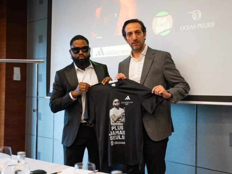 L'artiste musicien congolais Ferré Gola et le représentant Afrique de la marque Adidas