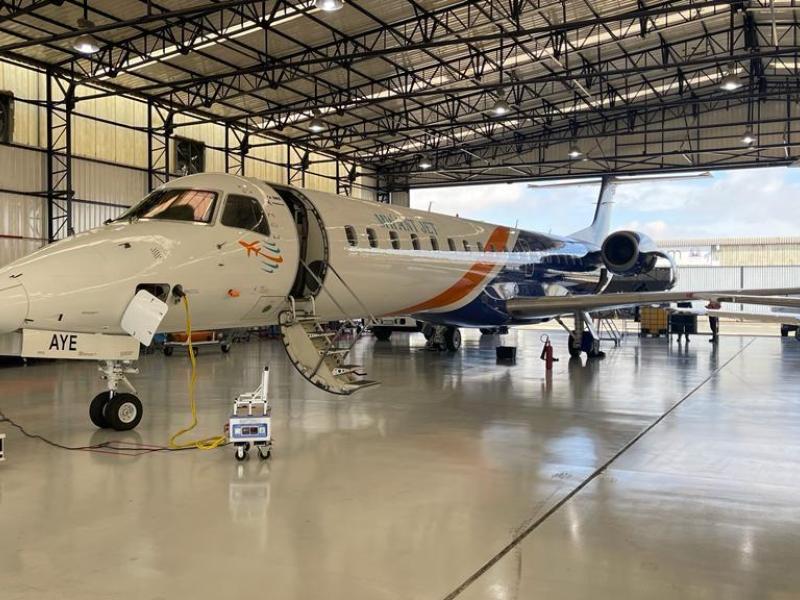 Un des avions de Mwant Jet placé au parking.