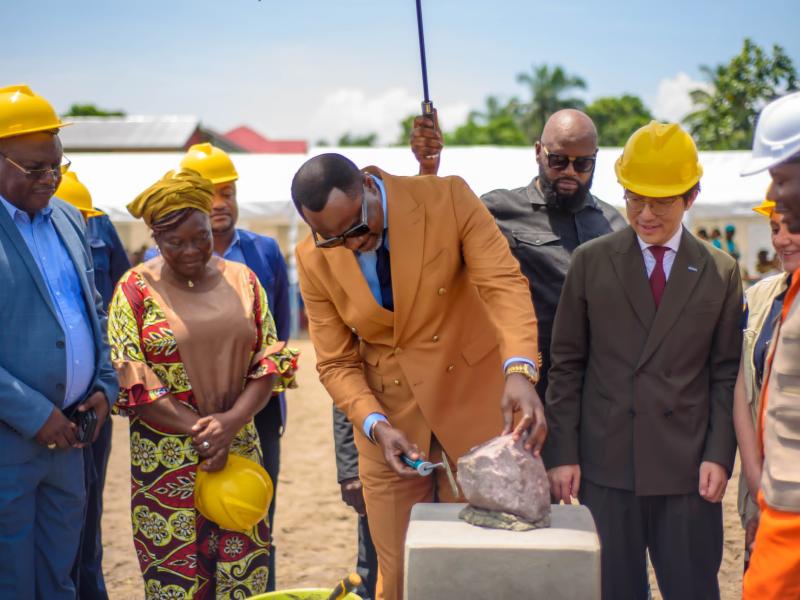Le ministre de l'EPST Tony Mwaba Kazadi posant la première pierre de construction.