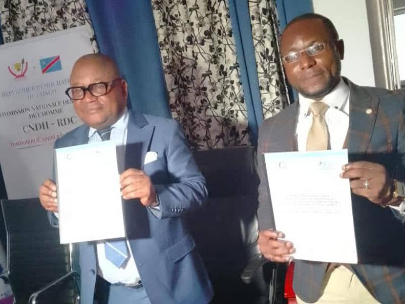 Le Président de la CNDH, Paul Nsapu et le Directeur exécutif de l'IYAFP-RDC, Braddy Bilala, brandissent le document relatif au partenariat qui le lie dorénavant.