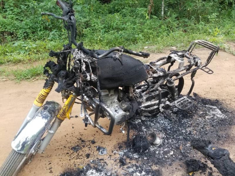 L'Une des motos incendiées par les djihadistes MTM/ISCAP dans la commune de Mulekera en ville de Beni [photo d'illustration]