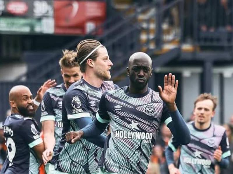 Yoane Wissa en pleine célébration d'un but avec ses coéquipiers de Brentford.