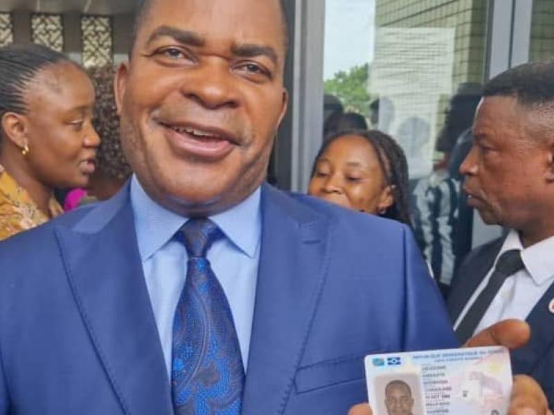 Dieudonné Kamuleta, Président de la Cour de cassation brandit sa nouvelle carte d'identité après son obtention