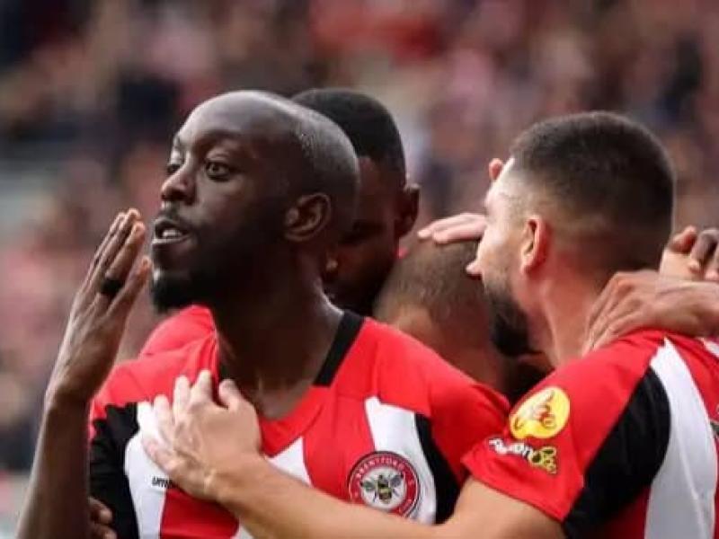 Yoane Wissa en pleine célébration d'un but avec ses coéquipiers de Brentford. [Photo d'illustration]