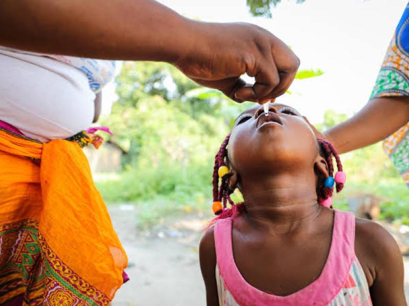 Un enfant recevant le vaccin contre la poliomyélite [photo d'illustration]