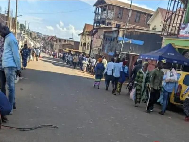 La population de Bukavu en mode Marathon pour se rendre au travail, suite à une grève de trois jours sans transport en commun.