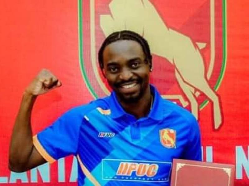 Chadrack Muzungu après sa signature du contrat avec Kelantan Darul Naim FC de Malaisie.