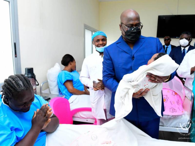 Le chef de l'État Félix Tshisekedi visite la salle des femmes accouchées de l'hôpital militaire de Camp colonel Tshatshi lors du lancement du programme de la gratuité de la maternité, le 5 septembre 2023.