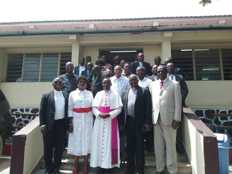 Photo de famille prise à la clôture du symposium sur la famille à Kinshasa, tenu du 15 au 19 avril 2023