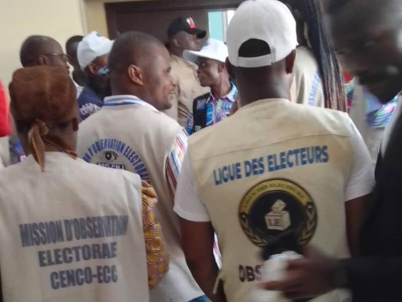 Des observateurs électoraux de la LE quittant la salle de l'APK