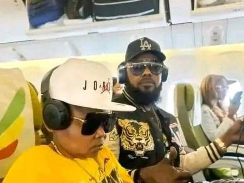 Marc à House et Ilunga à bord d'un avion. [Photo d'illustration]