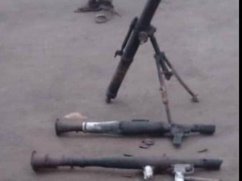 Des armes de guerre appartenant aux terroristes MTM/ISCAP découvertes par les soldats de la coalition FARDC-UPDF dans la vallée de Mwalika