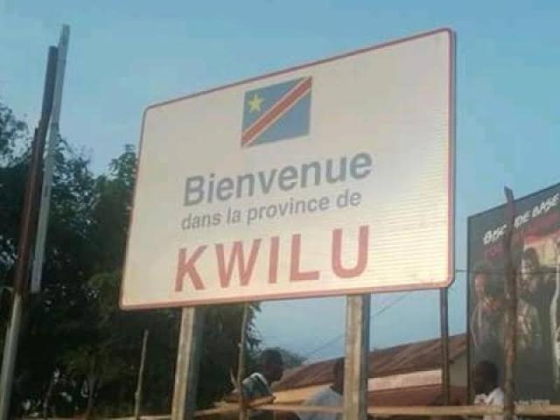 Panneau dressé sur l'une des principales artères de la province du Kwilu [ Photo d'illustration]