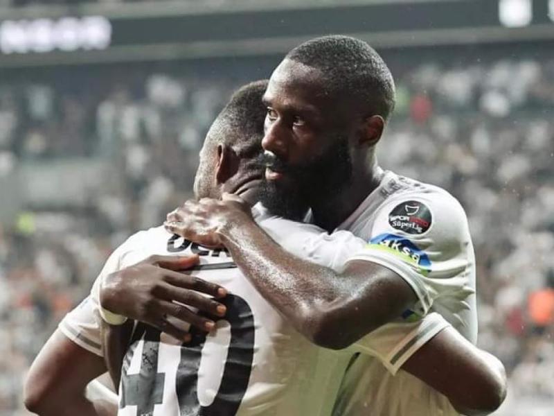 Jackson Muleka et Arthur Masuaku en pleine célébration d'un but.