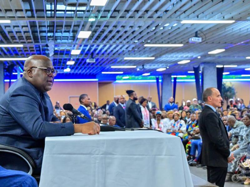 Le chef de l'État, Félix Tshisekedi avec les Congolais vivant en France