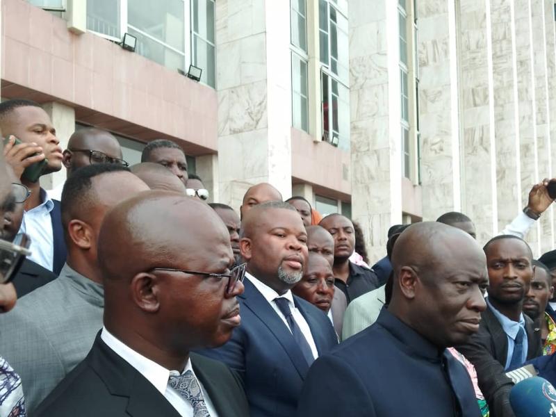 De gauche à droite, en avant-plan, le professeur Jean Claude Tshilumbayi et le secrétaire général Augustin Kabuya