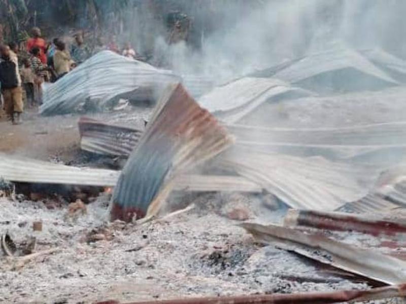 Des maisons incendiées par le M23 à Tongo dans le territoire de Rutshuru [photo d'illustration]