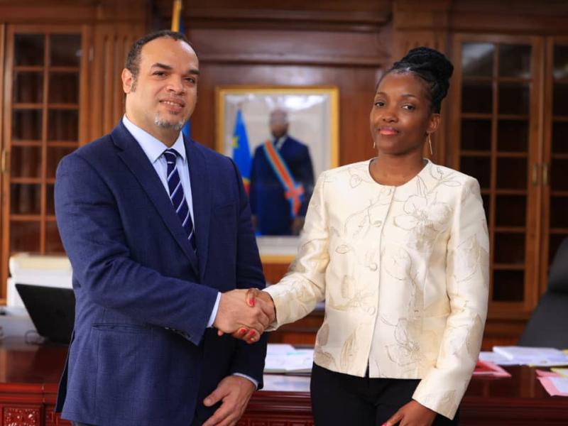De gauche à Droite, Fabrice Lusinde, DG de la SNEL et le DG de l'ARE, Dr Sandrine Mubenga.