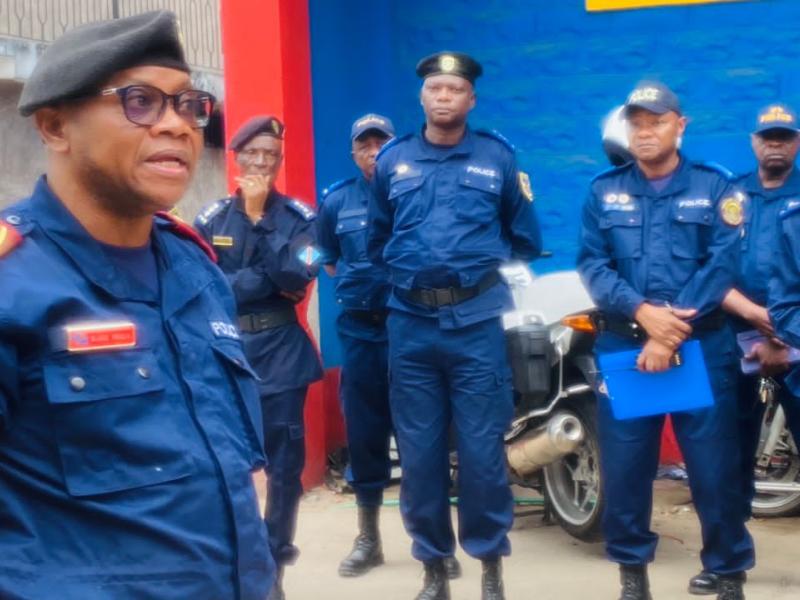 Le commissaire provincial de la police nationale congolaise ville de Kinshasa, Blaise Kilimbalimba échange avec les nouveaux commandant d'unités.