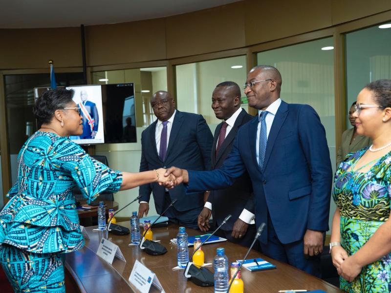 Judith Suminwa saluant quelques membres de son Gouvernement.