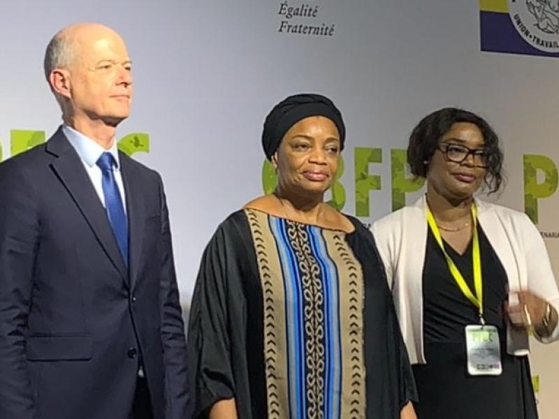 Le ministre d'État, ministre de l'environnement Ève Bazaiba Masudi, entourée de  Christophe Guilhou, Directeur des affaires globales du Ministère  français de l’Europe et des Affaires étrangères, et d'Aurélie Flore Koumba Pambo, ambassadrice du Gabon chargée du climat, de l’environnement et du développement durable