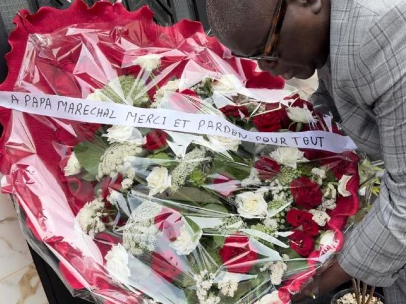 Jean Claude Vuemba devant la tombe de Mobutu