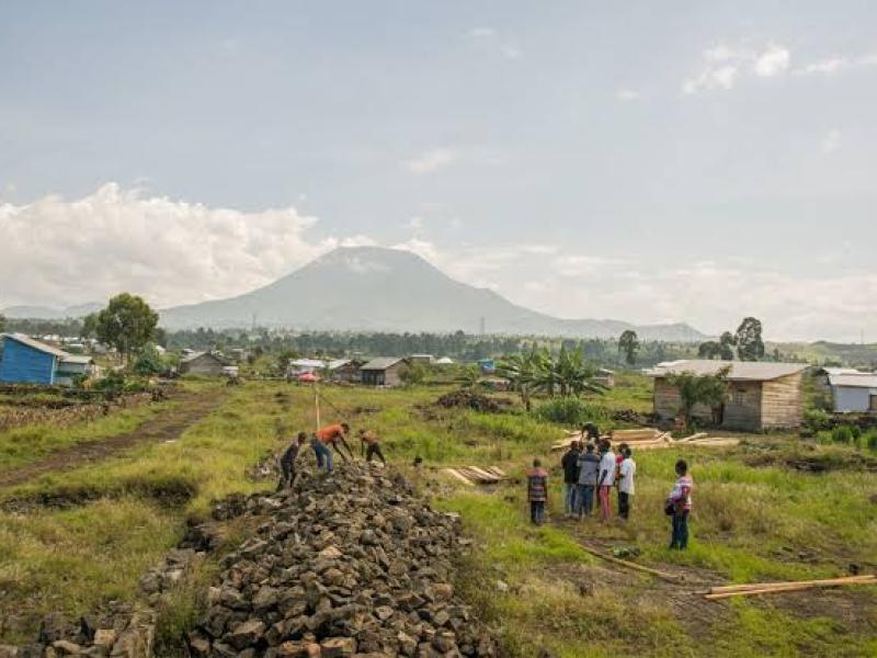 Vue de loin du village Turunga au pied du Volcan Nyiragongo [photo d'illustration]