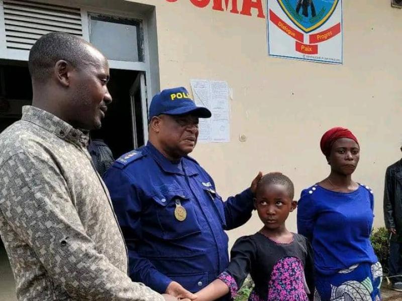 Le maire de la ville de Goma remet une fillette de 8 ans à sa famille après près de deux semaines de kidnapping. La femme sur la photo est la kidnappeuse