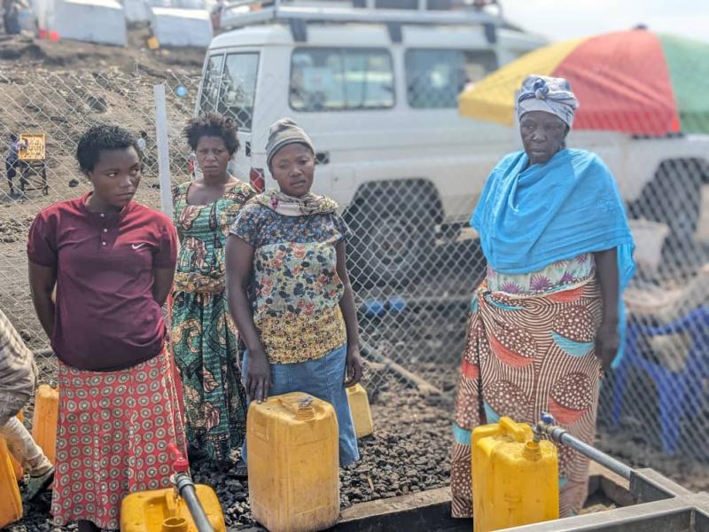 Certaines femmes déplacées viennent s'approvisionner en eau potable à l'une des bornes-fontaines installées par Mercy Corps. [Photo d'illustration]