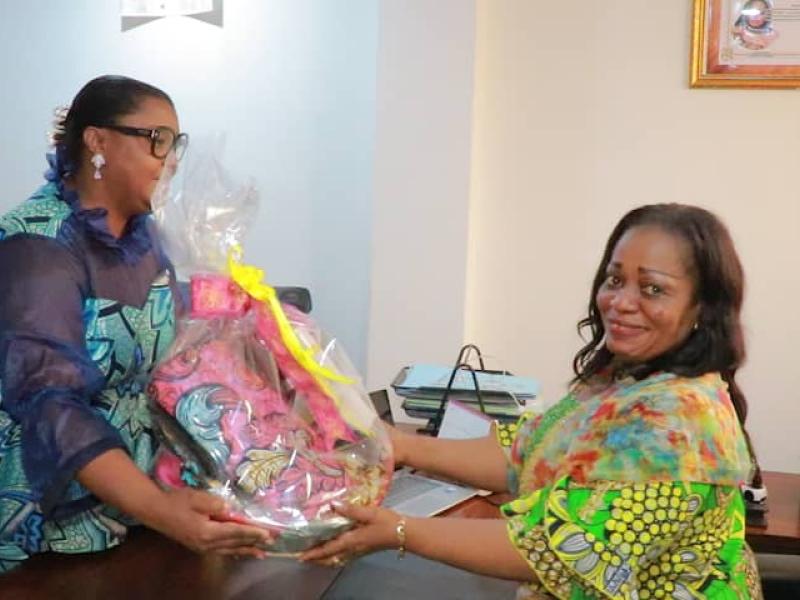 La ministre déléguée Irène Esambo et la chargée des actions sociales et publiques de la Rawbank Rita Masengo.