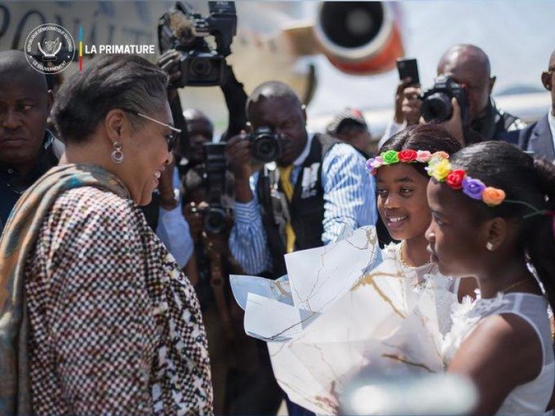 La Première ministre accueillie à l’aéroport de Kavumu (Kabare, Sud-Kivu) lors de sa première visite officielle à l’intérieur du pays.