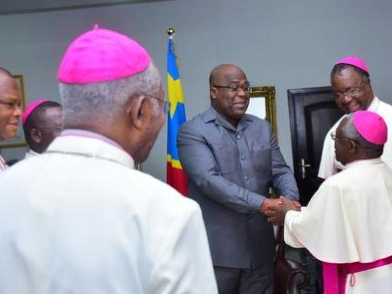 Le Chef de l'État Félix Antoine Tshisekedi Tshilombo saluant la délégation des évêques membres de la CENCO.