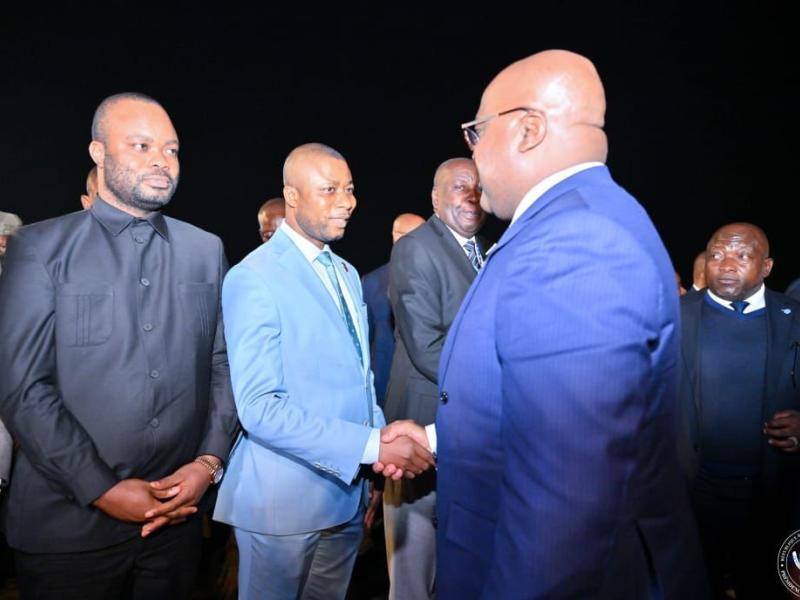 Le député national Jéthro Muyombi accueillant le chef de l’État au tarmac de l’aéroport de la Loano à Lubumbashi.