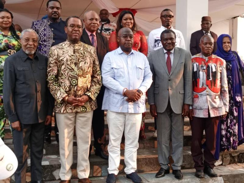 De g.à d. Mwami Ndatabayi de Walungu, le vice-ministre Mwami Ndeze Jean-Baptiste, le Mwami Munongo, président national de l'Anatc et les autres sont membres de l'Anatc