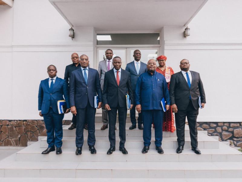 Le VPM en charge de l'économie nationale, Daniel Mukoko Samba, entouré de membres du comité de conjecture économique