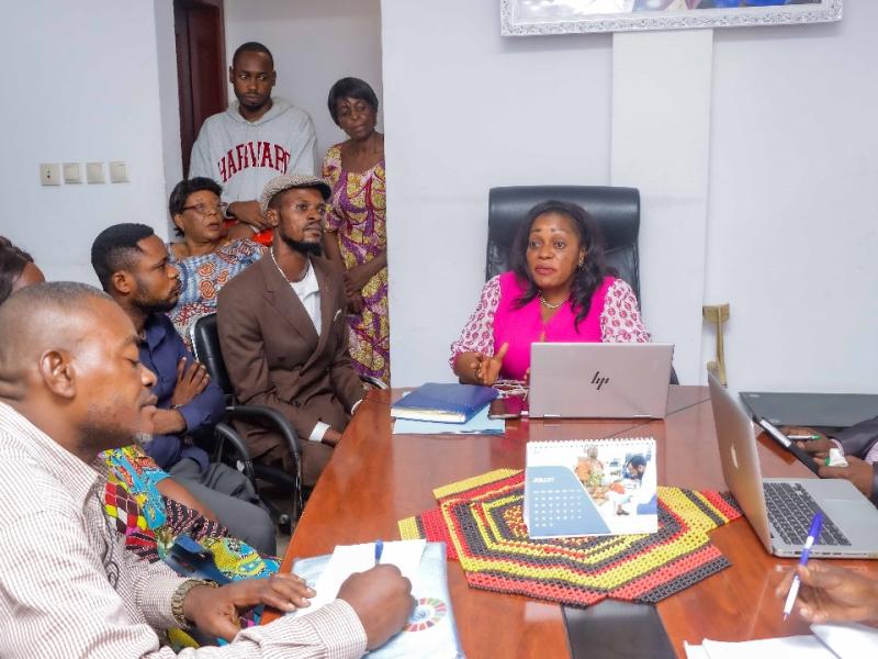 La ministre déléguée Irène Esambo en train d'échanger avec les membres du MP-PVH/RDC