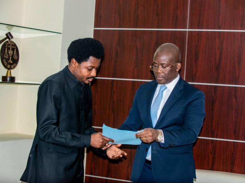 Le Min'Etat Constant Mutamba et le ministre du portefeuille Jean-Lucien Bussa.